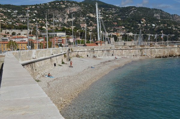 Plage derrière le port de la Darse à Villefranche sur Mer