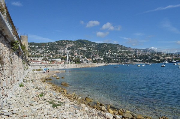 Plage de gros galets à côté de l'observatoire Océanologique de Villefranche