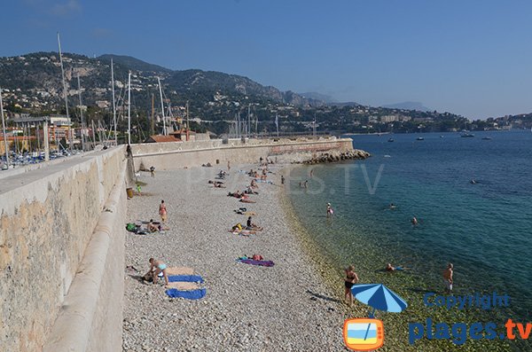 Petite plage de galets à Villefranche sur Mer