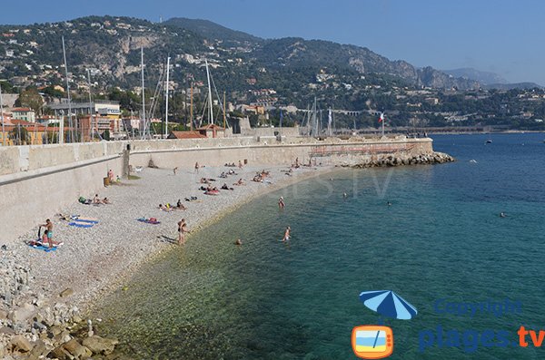 Plage au pied des remparts de Villefranche sur Mer