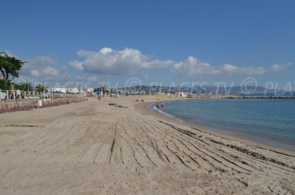 Plage des Dauphins de Mandelieu à la limite de Cannes