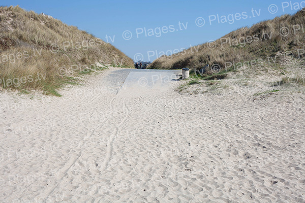 entrée de la plage depuis la plage de Breville-sur-mer