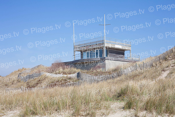 les dunes de la plage de Breville-sur-mer avec son poste de surveillance