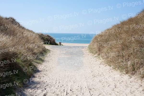 l'entrée de la plage de Breville-sur-mer