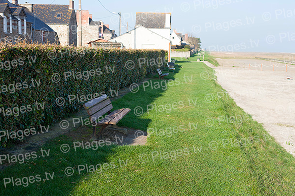 Pelouse sur la Plage de Cherrueix avec des bancs