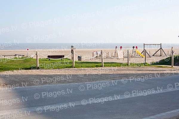 Plage de Cherrueix et la route sur le bord de mer