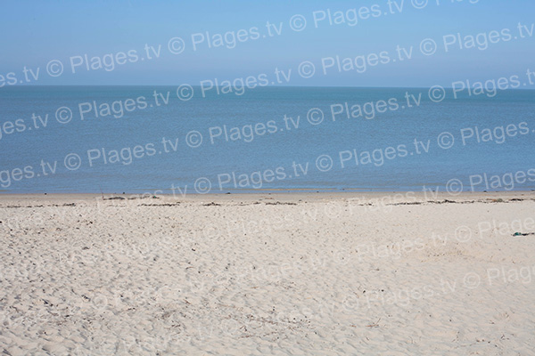 Grande plage de sable et eau bleu - Dragey Ronthon