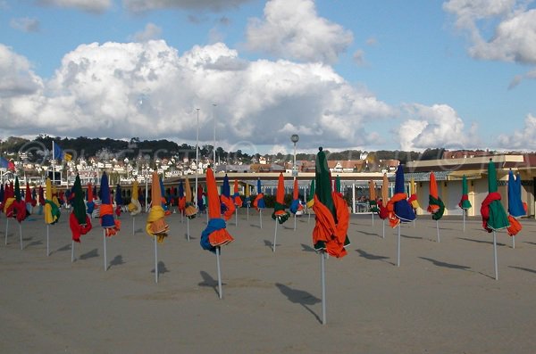 Plage de Deauville avec un café et les parasols