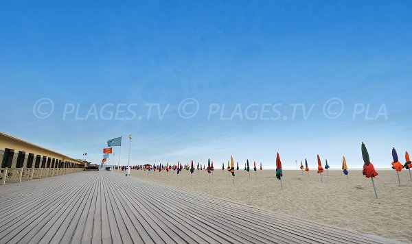 Cabines de Deauville avec les Planches et le sable