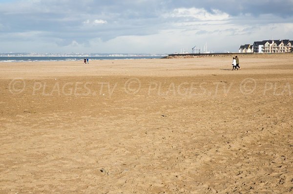 Plage à côté du port de Deauville