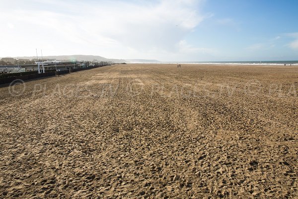 Plage de Deauville en direction de Tourgéville