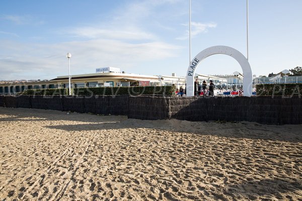 Bar restaurant sur la plage de Deauville