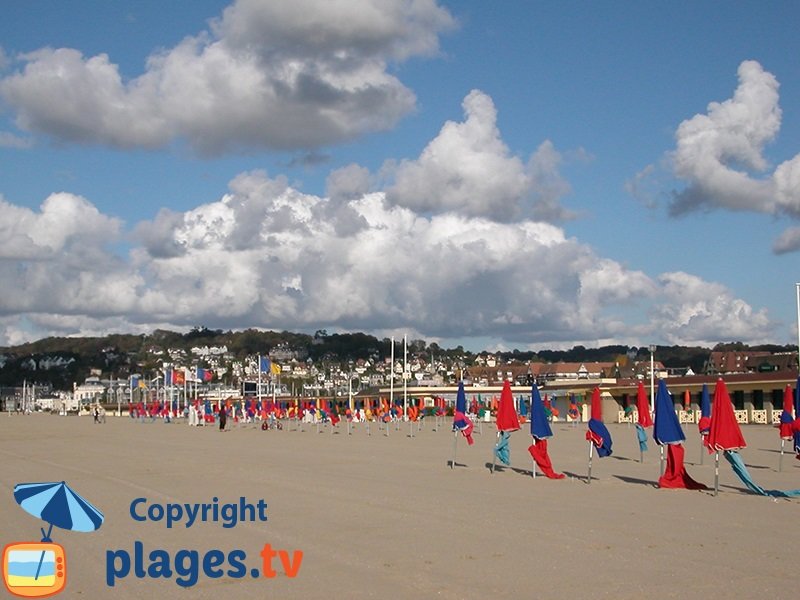 Belle plage de Deauville avec ses parasols