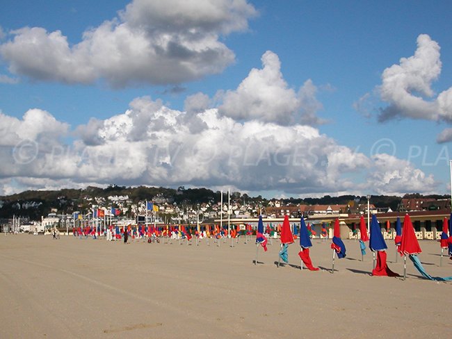 La plage de Deauville avec ses parasols et ses cabines de bains