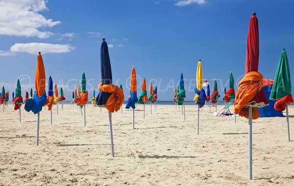 Plage de Deauville avec les parasols colorés