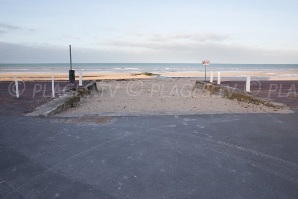 Accès à la plage à côté du stade de Bernières sur Mer