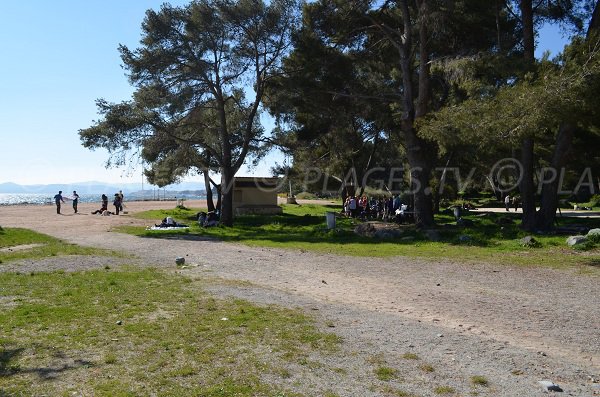 Picknickplatz entlang des Landungsstrandes in Var