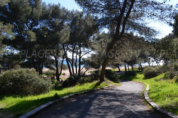 Weg zum Landungsstrand in St Raphael