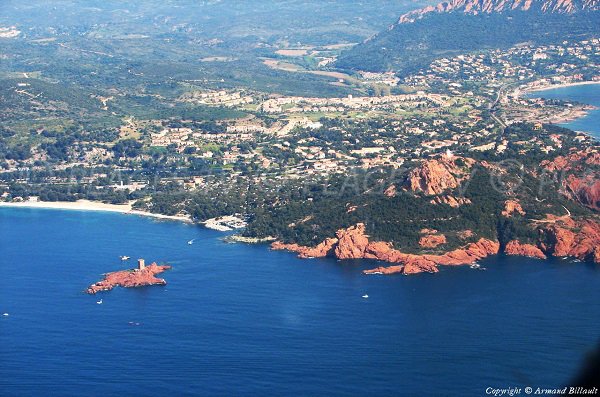 Photo de la plage du Débarquement et de l'Ile d'Or de St Raphael depuis le ciel