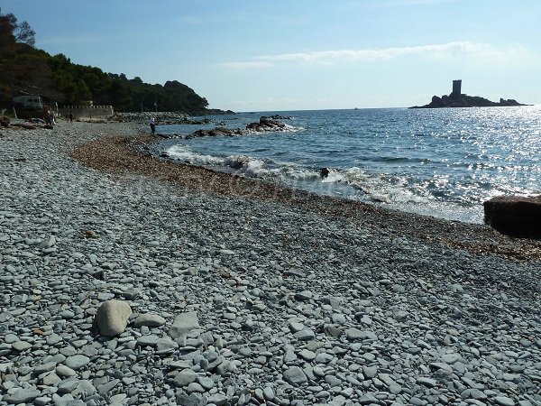 Plage de galets à St-Raphael - Plage du débarquement