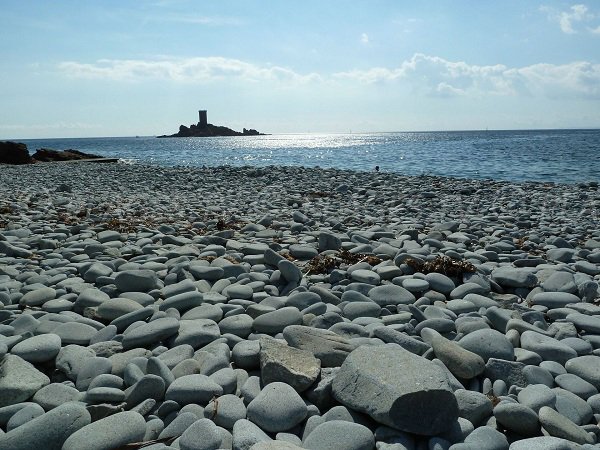 Plage du débarquement avec vue sur l'île d'Or à St Raphaël