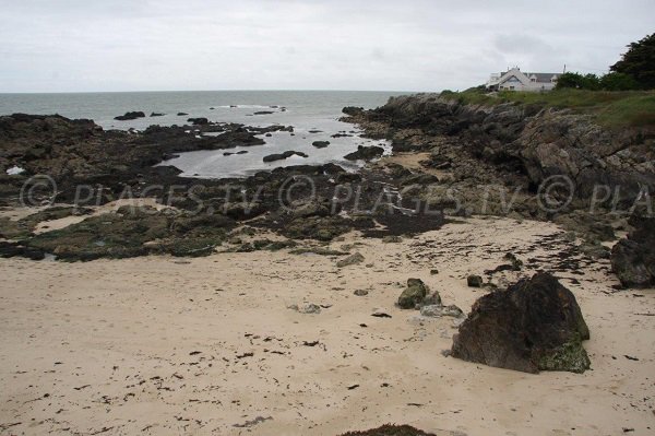 Rochers sur la plage de Dervin à Batz sur Mer