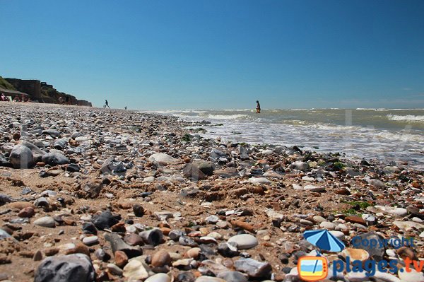 Stones and sand on the Sangatte beach - La descenderie