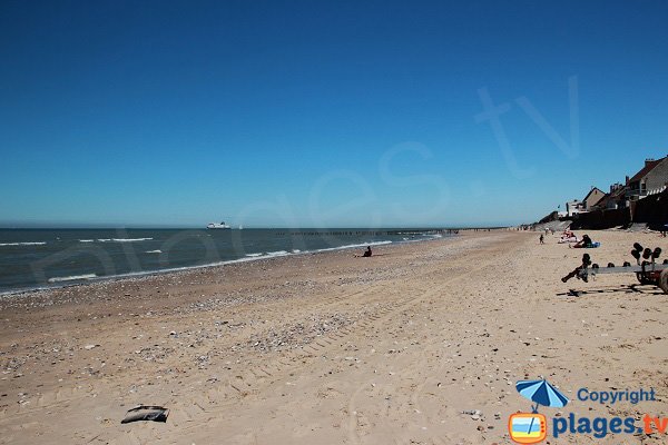 Brises lames sur la plage de Sangatte