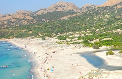 Spiaggia Ostriconi in Corsica all'inizio degli deserto Agriates