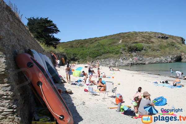 Annexes de bateaux sur la plage de Deuborh à Sauzon