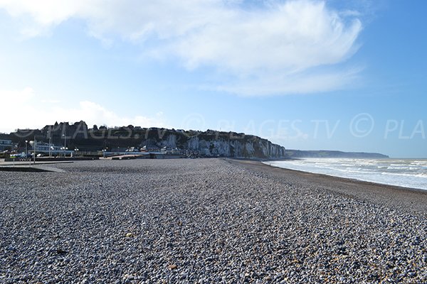 Vue sur les falaises de Dieppe depuis sa plage