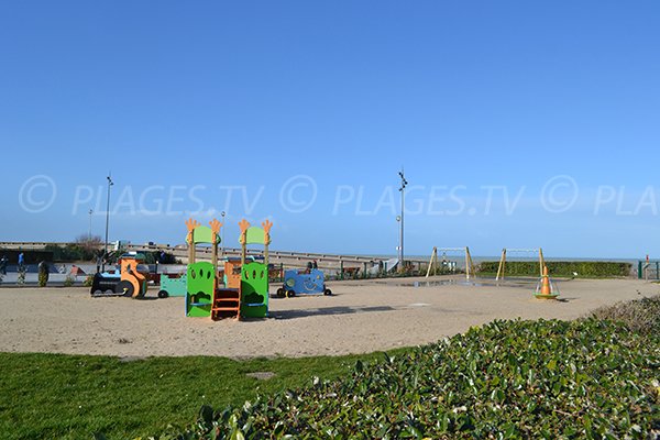 Jeux pour les enfants à côté de la plage de Dieppe