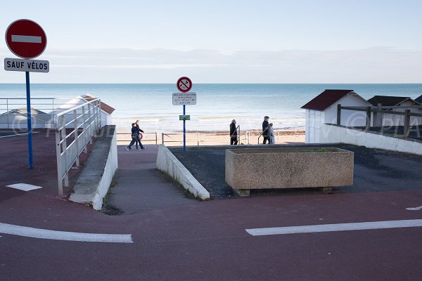 Access to the beach of the East Dyke