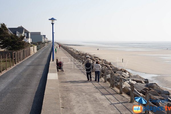 Digue promenade en front de mer à Hauteville sur Mer