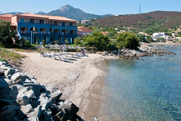 Plage en face de la presqu'île de Pietra à l'Ile Rousse