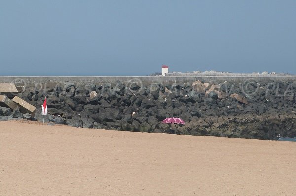 Plage à côté de la digue de l'Adour dans les Landes