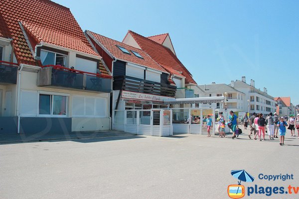 restaurants and shops, seafront of Wissant