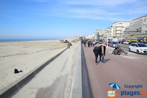 pedestrian walk allong the Berck beach