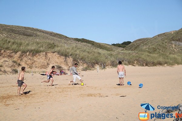 Games on the Belle Ile beach  - Donnant