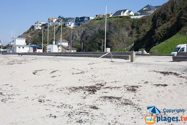 Poste de secours sur la plage de Donville