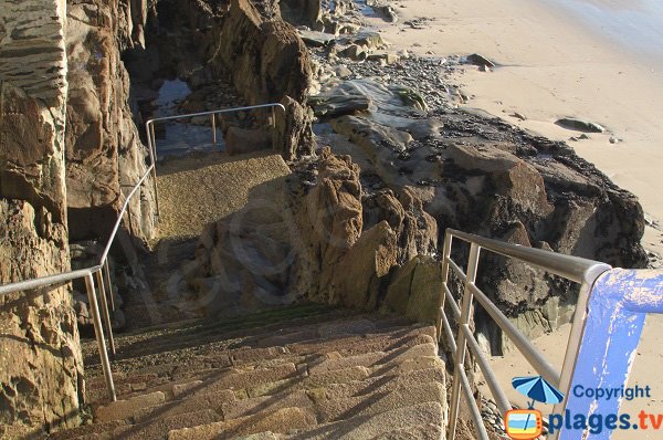 Escaliers pour la plage du dos du port de Locquirec