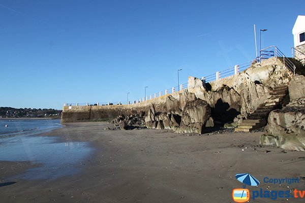 Grande plage de sable dans le port de Locquirec à marée basse