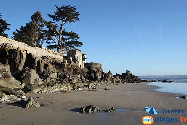 Rochers de schiste sur la plage du port de Locquirec