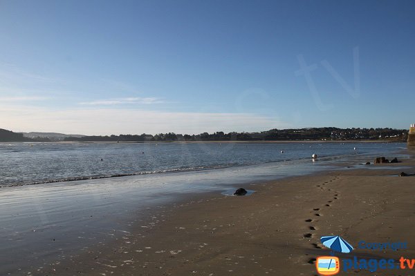 Vue sur Plestin les Grèves depuis la plage du port - Locquirec