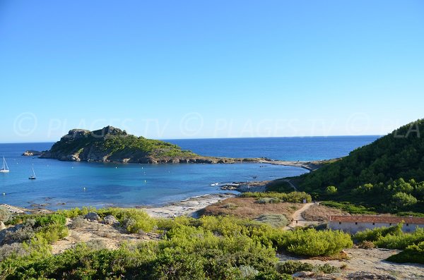 Foto vom Strand La Douane mit dem Cap Taillat - Ramatuelle