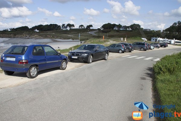 Route à côté de la plage de Dourveil à Névez