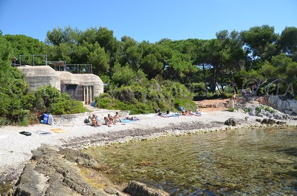 Blockhaus sur la plage du Dragon sur l'ile de Sainte Marguerite