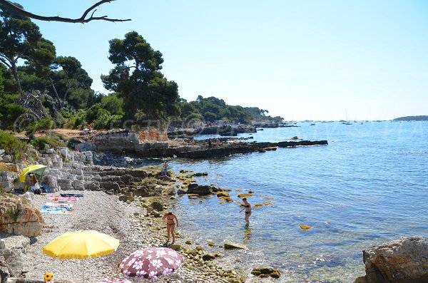 Plage de galets sur la pointe du Dragon sur les iles de Lérins