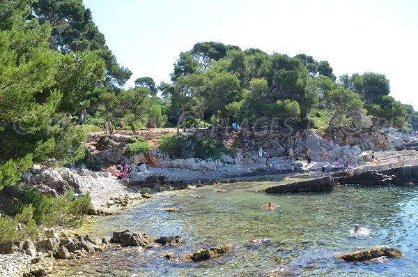 Plage de galets avec des rochers sur l'ile de Lérins - Pointe du Dragon