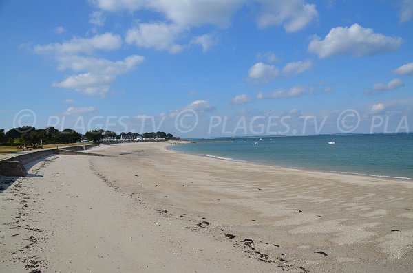 Grande plage de sable dans la baie de Quiberon